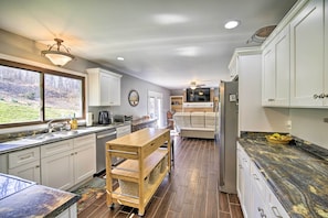 Fridge, microwave, stovetop, dishwasher
