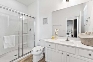 Douche, sèche-cheveux, serviettes fournies