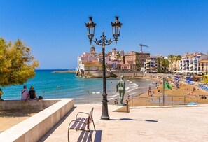 Property grounds - San Sebastian beach, Apartment on the seafront with pool (Sitges)