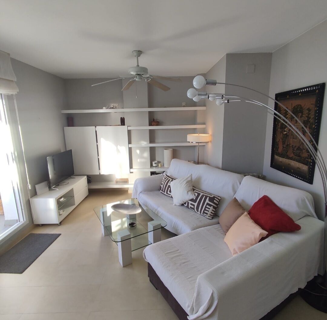 Een smart-tv, boeken en een stereo