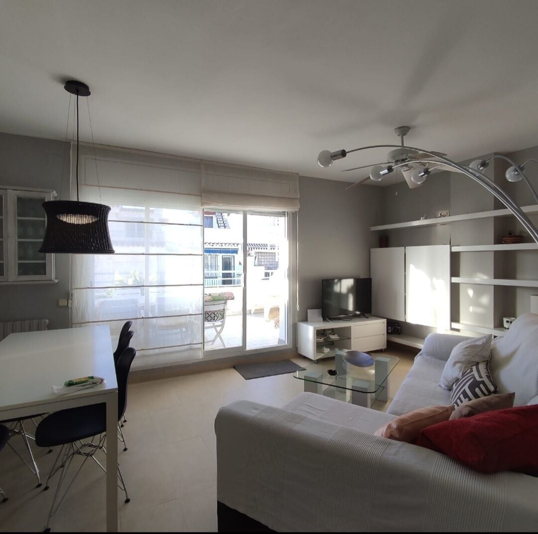 Een smart-tv, boeken en een stereo