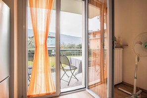 Interior - Apartment "Verde House 1" with Mountain View, Balconies, Shared Garden & Wi-Fi (Riva del Garda)