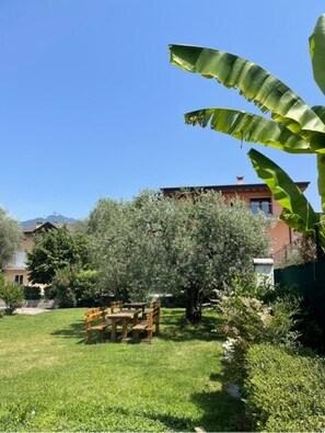 Outdoor dining - Apartment "Verde House 1" with Mountain View, Balconies, Shared Garden & Wi-Fi (Riva del Garda)