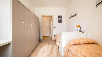 3 makuuhuonetta, silitysrauta/-lauta, ilmainen Wi-Fi, vuodevaatteet