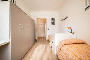 3 bedrooms, iron/ironing board, free WiFi, bed sheets - Apartment "Verde House 1" with Mountain View, Balconies, Shared Garden & Wi-Fi (Riva del Garda)