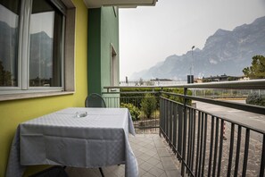 Outdoor dining - Apartment "Verde House 1" with Mountain View, Balconies, Shared Garden & Wi-Fi (Riva del Garda)