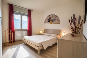 3 makuuhuonetta, silitysrauta/-lauta, ilmainen Wi-Fi, vuodevaatteet