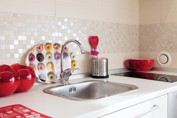 Jääkaappi, mikroaaltouuni, liesi, kahvin-/teenkeitin