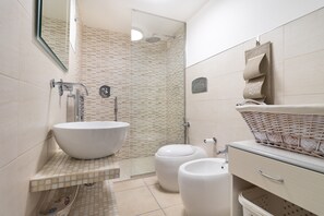 Shower, hair dryer, towels - Holiday Home "Modern House" with Wi-Fi (Ostuni br.)