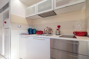 Refrigerador, microondas, parrilla de estufa y cafetera y tetera