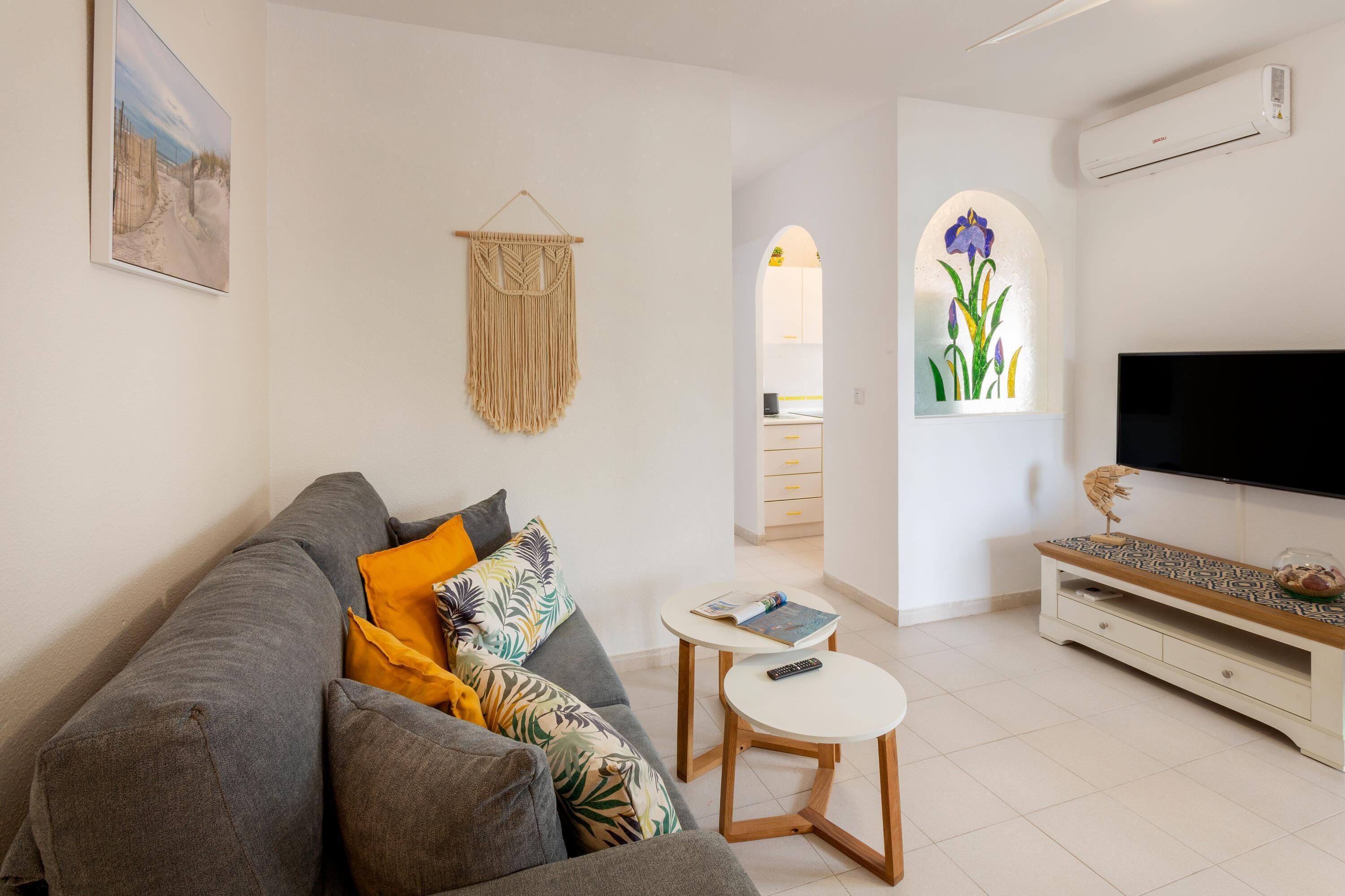 "Beach Apartment van EKEN" with Pool, Balcony, A/C & Wi-Fi