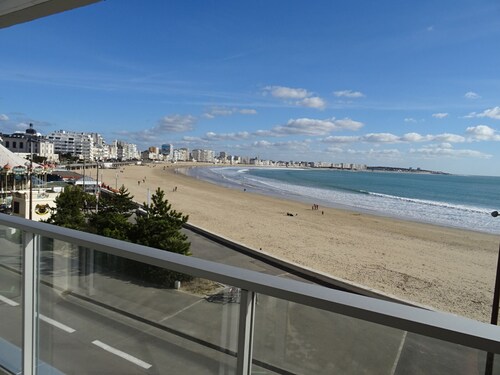 2-room apartment facing the beach with balcony, equipped kitchen and TV