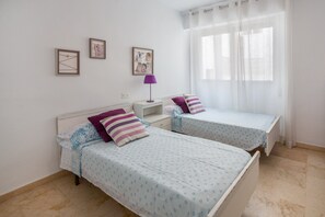 3 bedrooms, iron/ironing board, bed sheets