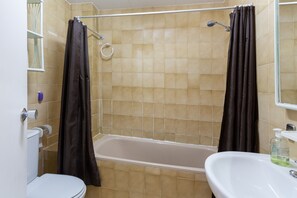 Bathtub, hair dryer, towels - Apartment "Nav 4C 4pC" with Sea View & Terrace (Torrevieja)