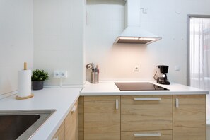 Kjøleskap, mikrobølgeovn, ovn og kokeplater