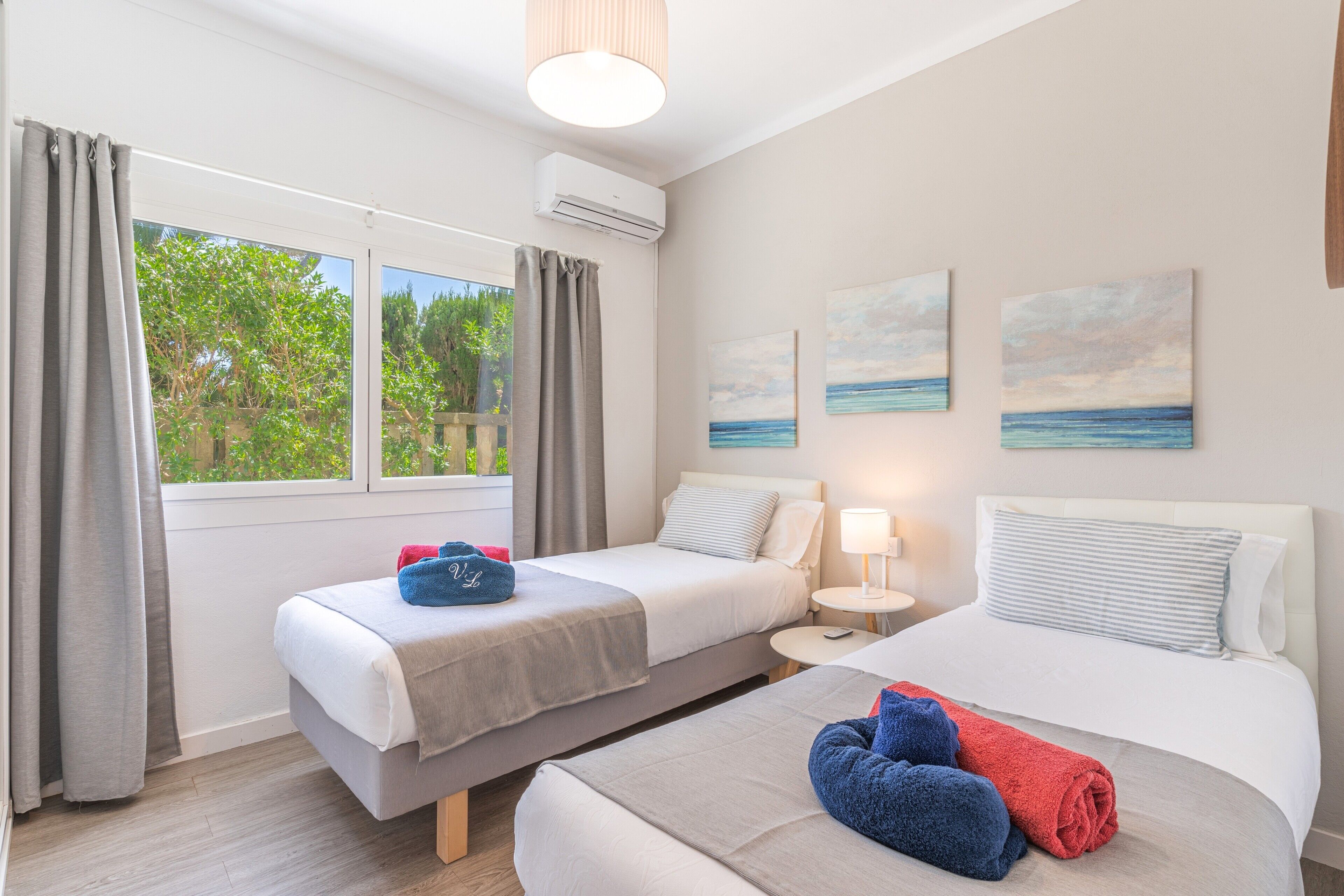 3 室のベッドルーム、WiFi (無料)、ベッドシーツ