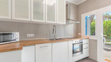 Een koelkast, een magnetron, een oven, een kookplaat