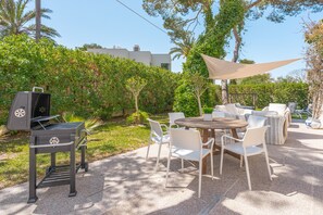 Outdoor dining - Holiday Home close to the Sea with Garden & Wi-Fi (Muro)