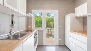 Frigorífico, microondas, horno y placa de cocina