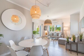 Dining - Holiday Home close to the Sea with Garden & Wi-Fi (Muro)