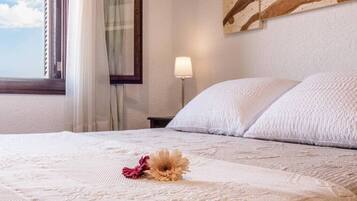3 slaapkamers, een strijkplank/strijkijzer, gratis wifi, beddengoed