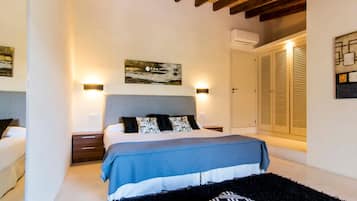 4 bedrooms, iron/ironing board, free WiFi, bed sheets