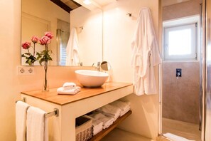 浴槽、ヘアドライヤー、タオル