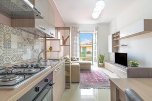 Réfrigérateur, four, plaque de cuisson, cafetière/bouilloire