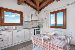 Frigorifero, forno, piano cottura, lavastoviglie