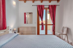 2 bedrooms, iron/ironing board, free WiFi, bed sheets - Holiday Apartment 'La Finestra sul Mare' with Sea View & Terrace (Budoni)