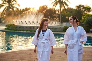 Piscine extérieure, tentes de plage, maîtres-nageurs sur place