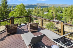 Property grounds - LUXURY 5 Bedroom w/ 2 Master Suites! Multiple Levels of Sprawling Decks w/ Beautiful Lake Views! Game Room + Theater Room + HOT TUB! Gourmet Kitchen & Bar! Pet Friendly🐾! Walking Distance to Big Bear Village - Restaurants - Shopping & Entertainment! (Big Bear Lake)