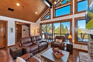 Televisión, chimenea, videojuegos y futbolito 