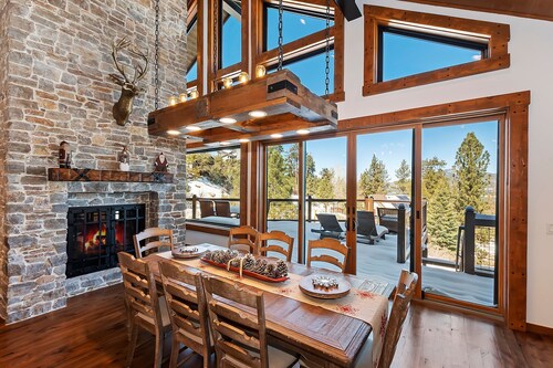 LUXURY 5 Bedroom w/ 2 Master Suites! Multiple Levels of Sprawling Decks w/ Beautiful Lake Views! Game Room + Theater Room + HOT TUB! Gourmet Kitchen & Bar! Pet Friendly🐾! Walking Distance to Big Bear Village - Restaurants - Shopping & Entertainment!