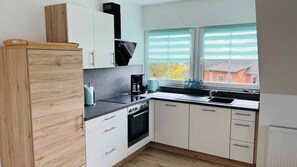 Refrigerador, horno, lavavajillas y cafetera y tetera 