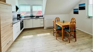 Een koelkast, een oven, een vaatwasser, een koffiezetapparaat/waterkoker