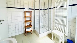 Haartrockner, HandtĂŒcher, Toilettenpapier