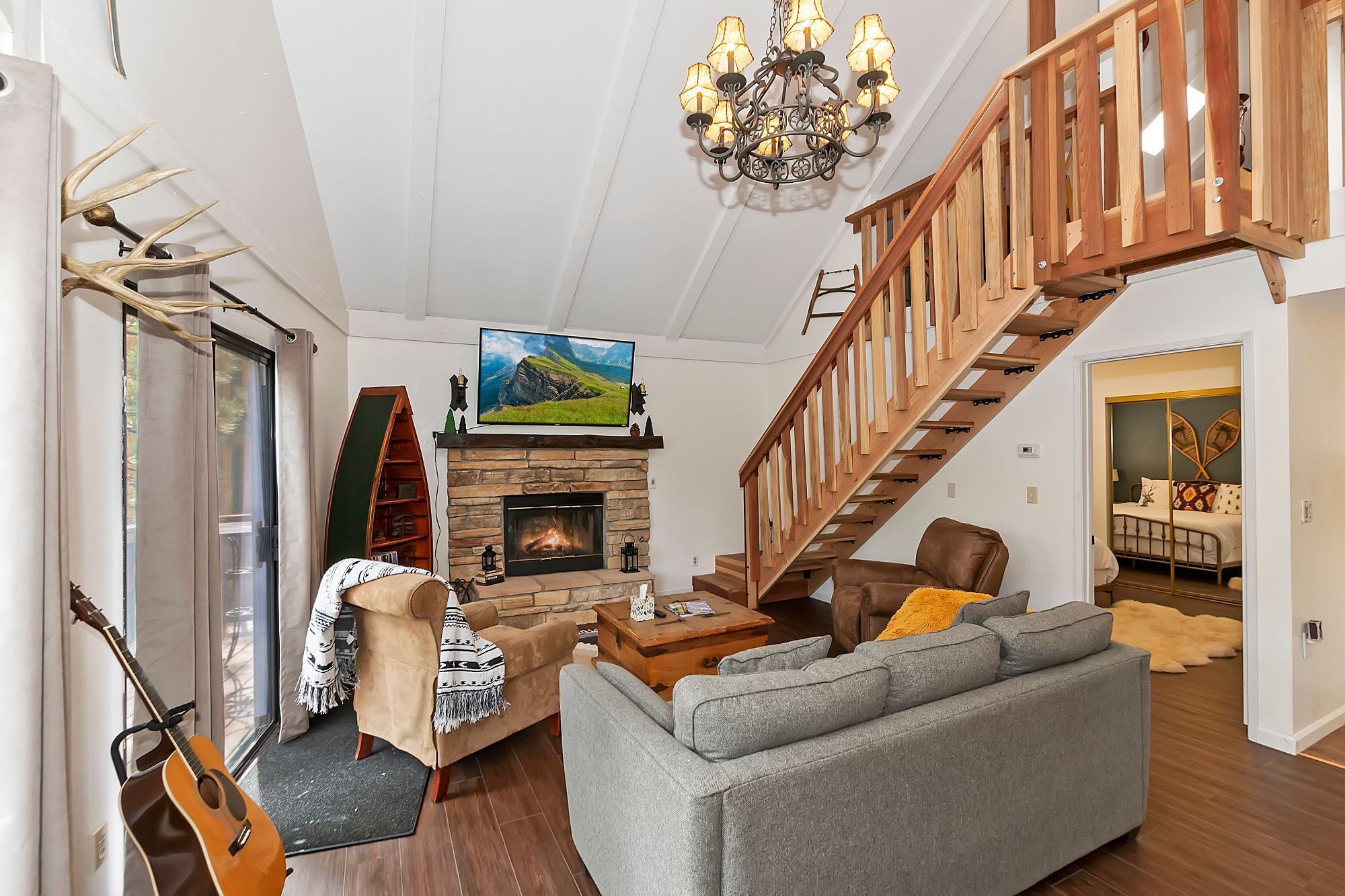 Rosie's Cabin by Destination Big Bear: Centrally Located to the Lake, Ski Slopes, Hiking Trails, Shopping and Dining! Foosball!