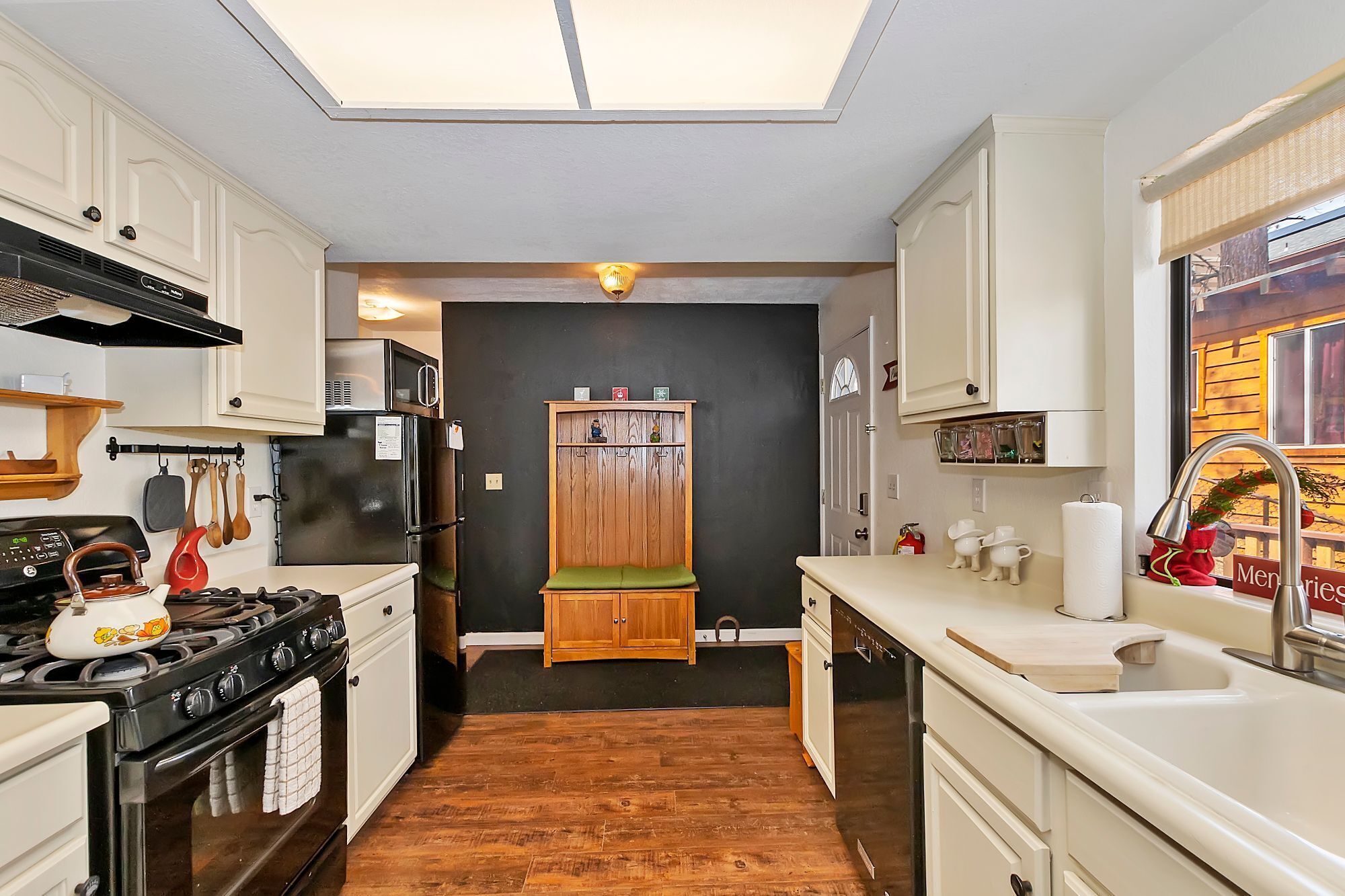 Rosie's Cabin by Destination Big Bear: Centrally Located to the Lake, Ski Slopes, Hiking Trails, Shopping and Dining! Foosball!