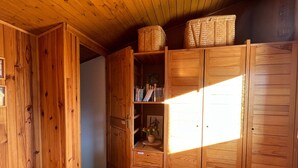 A wooden room with a wardrobe, open shelves, and baskets. - Duplex T2 apartment on slope for 6 people with ski box in Super-Sauze (Enchastrayes)