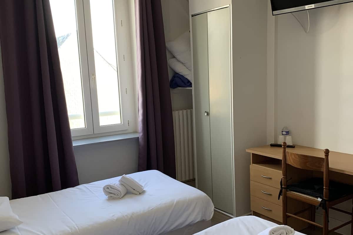 Standaard Twin kamer | Een bureau, een laptopwerkplek, gratis wifi, beddengoed