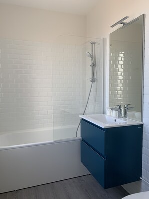 Superior Quadruple Room, 1 Queen Bed with Sofa bed | Bathroom | Bathtub, hair dryer, towels - Le Cosy Riva Bella (Ouistreham)