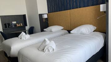 Superior Twin kamer, 2 eenpersoonsbedden, niet-roken, uitzicht op zee | Een bureau, een laptopwerkplek, gratis wifi, beddengoed