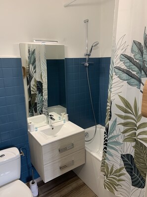 Badekar, hårføner og håndklær