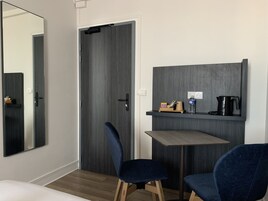 Escritorio, espacio para trabajar con laptop y wifi gratis 