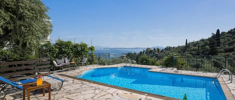 UppvÀrmd pool
