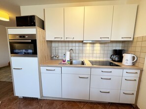 Køleskab, ovn, opvaskemaskine, kaffe-/temaskine