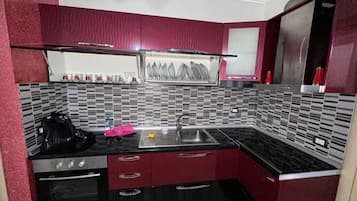 Fridge, oven, stovetop, coffee/tea maker