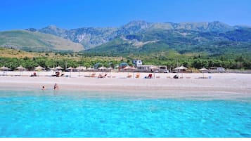 Una spiaggia nelle vicinanze