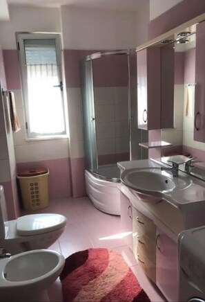 Duschwanne, Haartrockner, Bidet, Handtücher